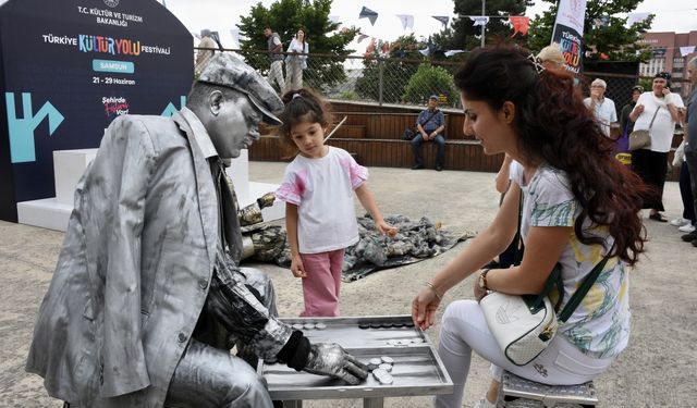Samsun'da "canlı heykel" performans sanatı