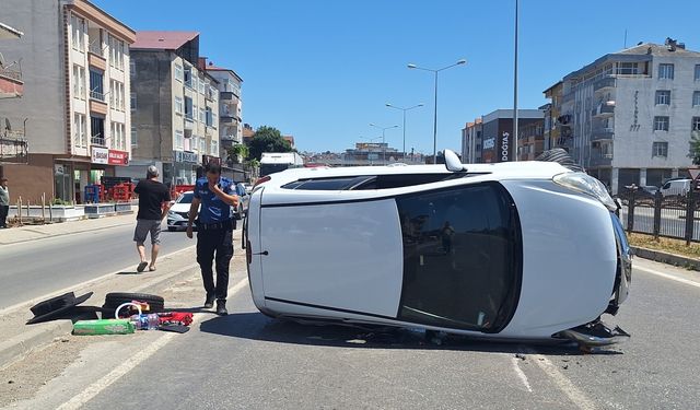 Samsun'da otomobil devrildi, 2 kişi yaralandı