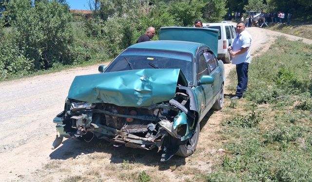 Traktör ile otomobil çarpışması sonucu 3 kişi yaralandı