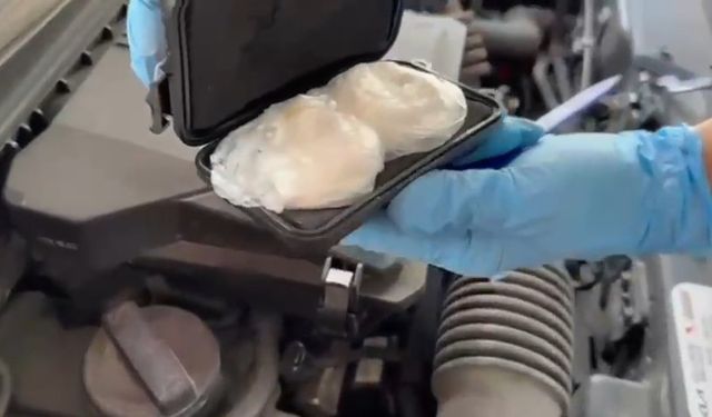 Araç motoruna gizlenen kokaini arama köpeği buldu