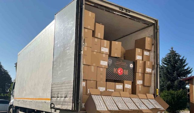 Durdurulan araçta 5 milyon 980 bin adet kaçak makaron ele geçirildi