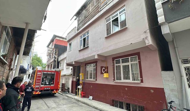 Ev yangınında anne ve kızı dumandan etkilendi