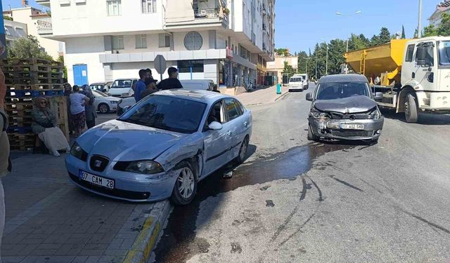 Hafif ticari araç ile otomobil çarpıştı