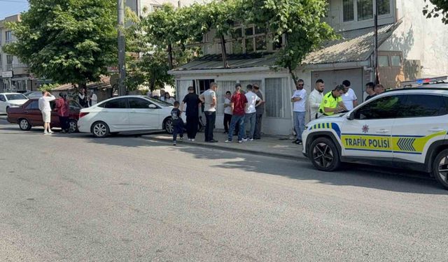 İki otomobil çarpıştı, duramayan araç duvara çarptı