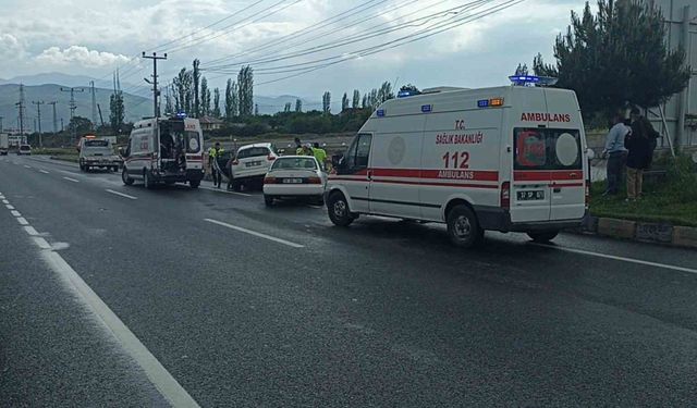 İki otomobilin çarpıştığı kazada 5 kişi yaralandı