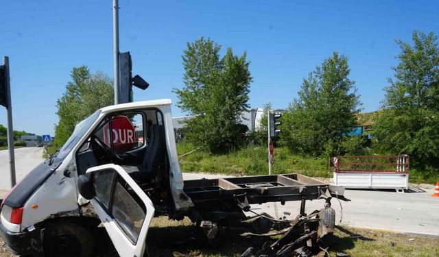 Kamyonet ile otomobil çarpıştı: 3 yaralı