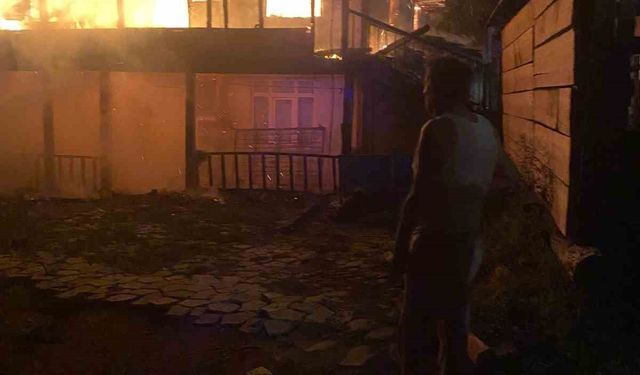 Kastamonu’da yanan ahşap ev küle döndü
