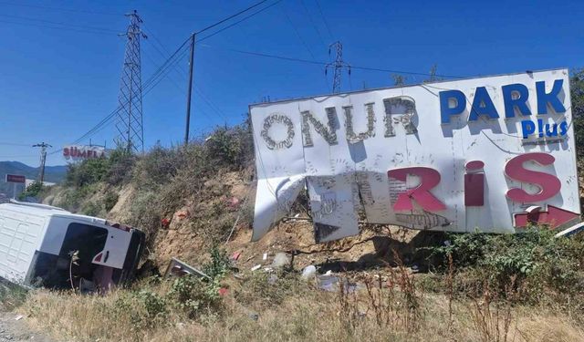 Minibüs su kanalına devrildi: 3 yaralı