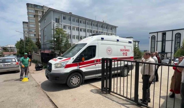 Okulda zehirlenme şüphesiyle 4 öğrenci hastaneye kaldırıldı