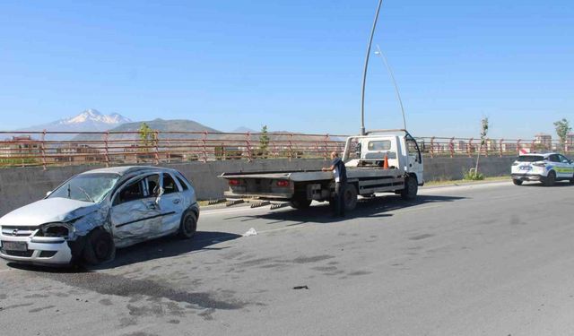 Otomobil direğe çarptı: Sürücü ağır yaralandı