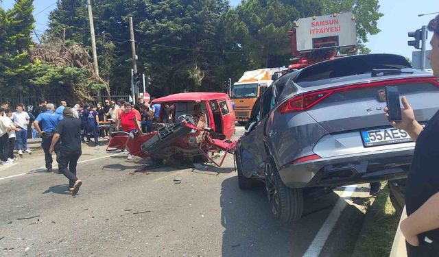 Ticari araç ile otomobil çarpıştı: 5 yaralı