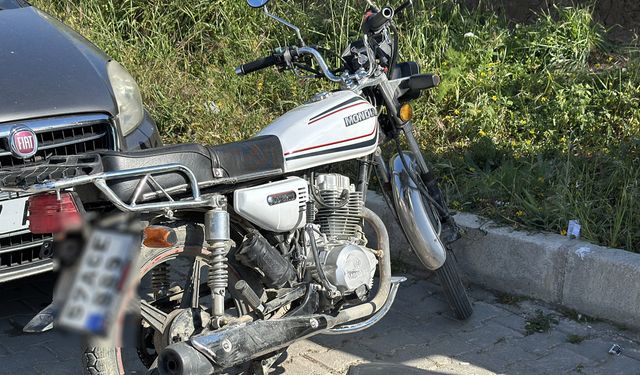 Otomobille çarpışan motosikletin sürücüsü yaralandı