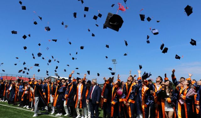 Ayancık Meslek Yüksekokulunda mezuniyet coşkusu