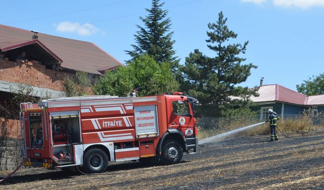 Anız yangınının sıçradığı ev hasar gördü