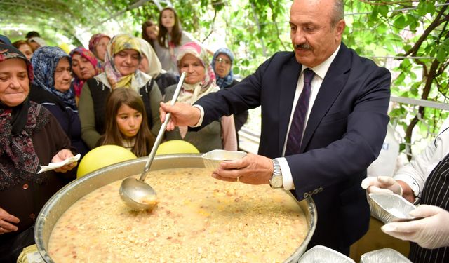 Belediyeden 2 bin 500 kişiye aşure ikramı