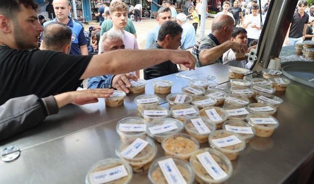 Canik'te vatandaşlara aşure ikramı
