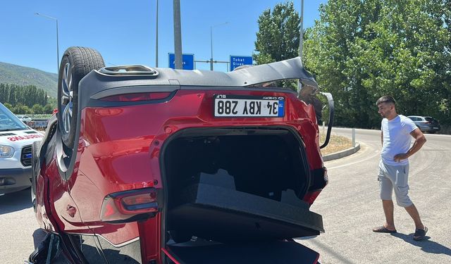 Devrilen otomobildeki 4 kişi yaralandı
