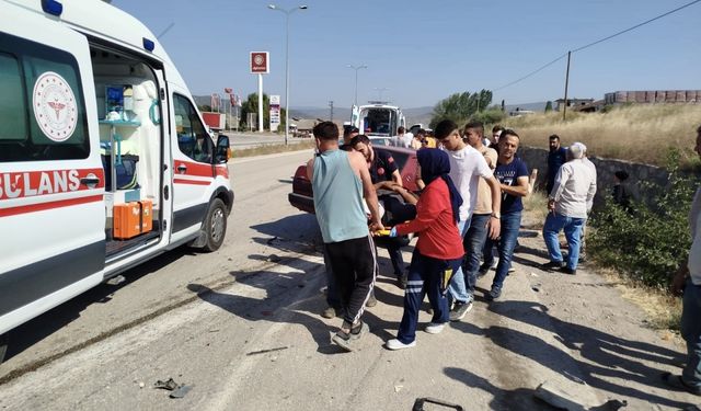 İki aracın çarpıştığı kazada 3 kişi yaralandı