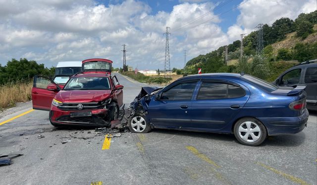 İki otomobilin çarpıştığı kazada sürücüler yaralandı