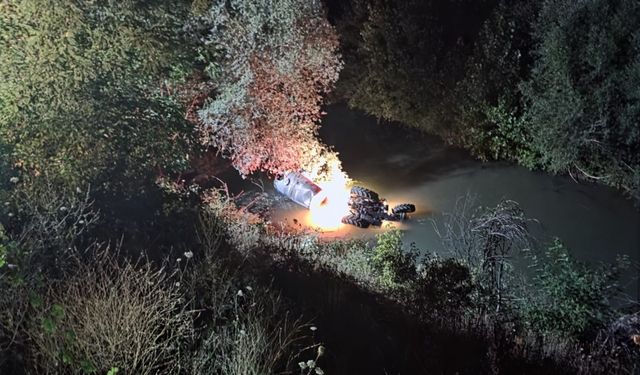 Irmağa devrilen traktörün sürücüsü yaralandı