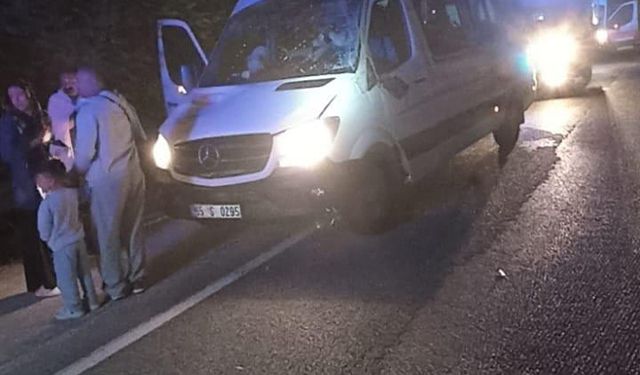 Minibüs istinat duvarına çarptı, 13 kişi yaralandı