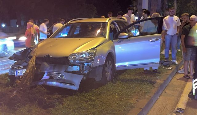 Samsun'da motosiklet otomobille çarpıştı: 2 yaralı