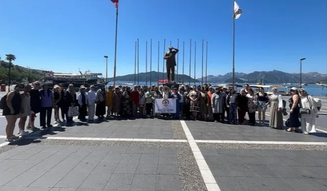 Yüzme öğrenen kadınlar ilk kez denizle tanıştı