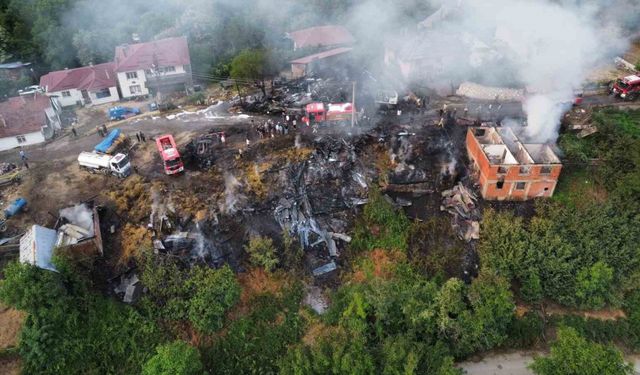 2 köy evi ve 10 samanlık yandı
