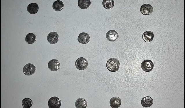 Çorum’da şüpheli araçtan 26 adet tarihi para çıktı