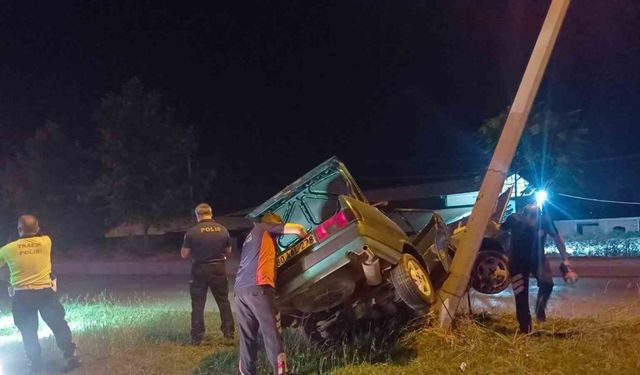 Elektrik direğine otomobil hurdaya döndü