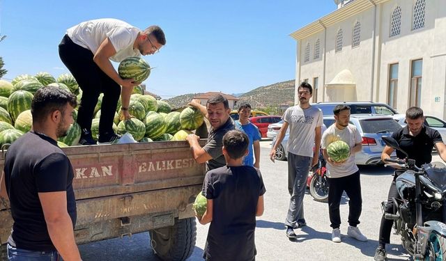 Tonlarca karpuzu satın aldı, ücretsiz dağıttı