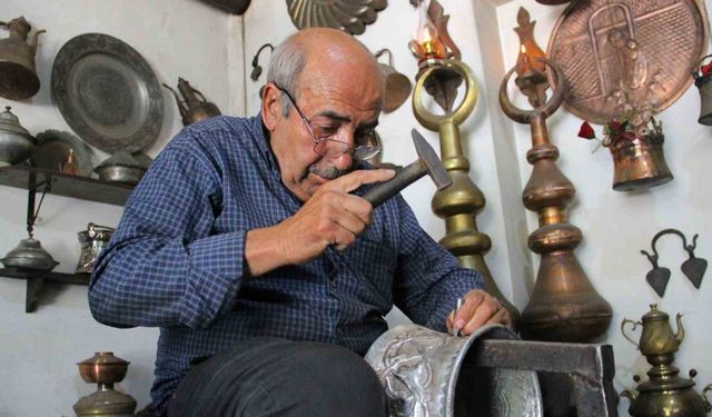 Yarım asırlık usta çekiciyle bakıra ruh veriyor
