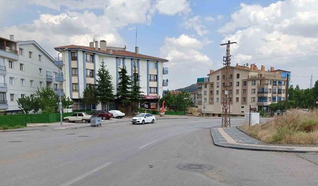 Yaşlı kadın aracın altında kalmaktan son anda kurtuldu