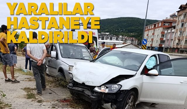 İki otomobil kavşakta çarpıştı. 3 yaralı var!