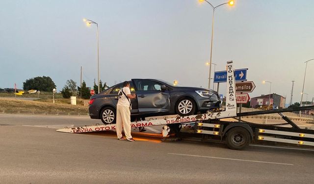 Sinop’ta tek taraflı kaza: Otomobil orta refüje çıktı