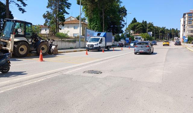 Sinop'ta su borusu patladı, trafik tek şeride indirildi