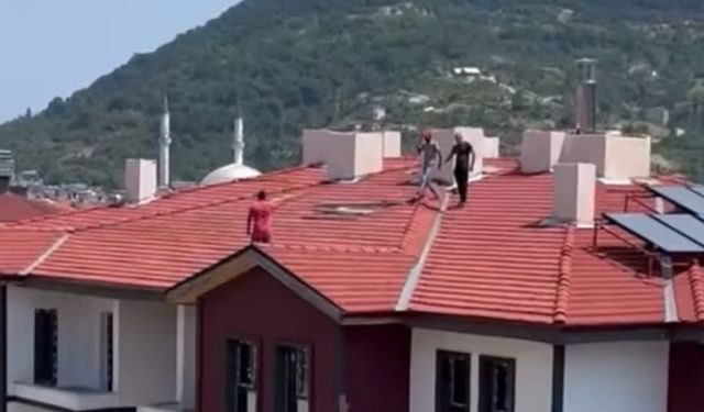 Bina çatısına çıktı, hayatına son vermek istedi