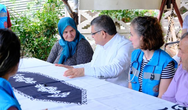 Vali Özarslan, evde sağlık hizmeti alan vatandaşları ziyaret etti
