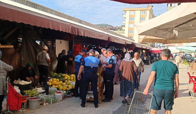 Belediyeden pazarcı esnafına ve vatandaşlara ikram