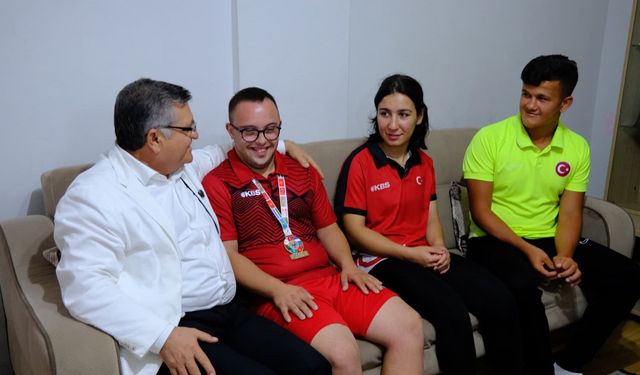 Vali Özarslan başarılı genç sporcuları ziyaret etti