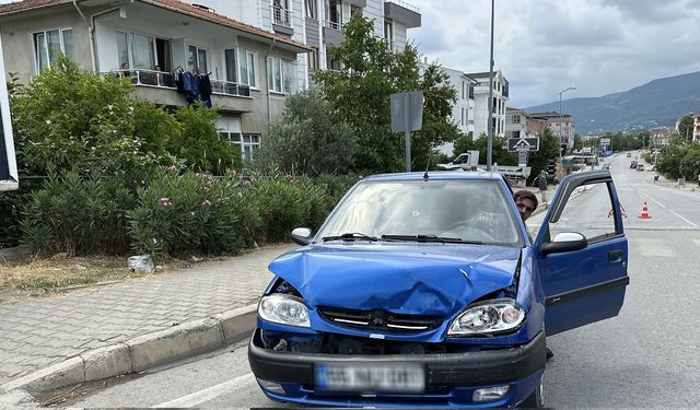 2 otomobil çarpıştı: 1 kişi yaralandı
