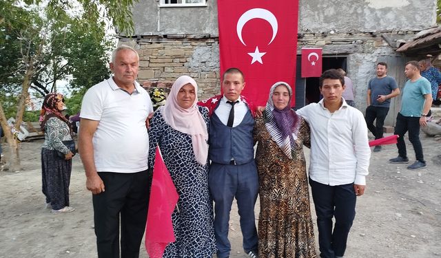 Sosyal medyada gündem olan Sinoplu İbrahim Çetin askere uğurlandı
