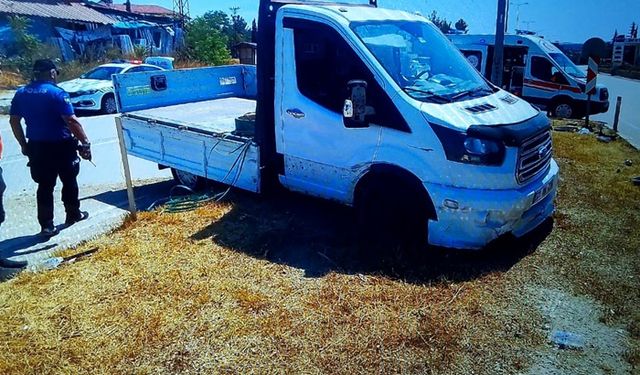Otomobil kamyonetle çarpıştı