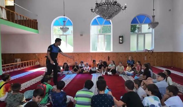 Sinop polisi Kur'an kursu öğrencilerini bilgilendirdi