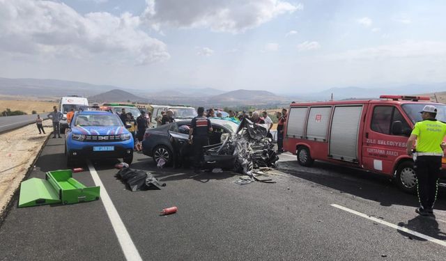 İki otomobilin çarpıştığı kazada 4 kişi öldü, 2 kişi yaralandı