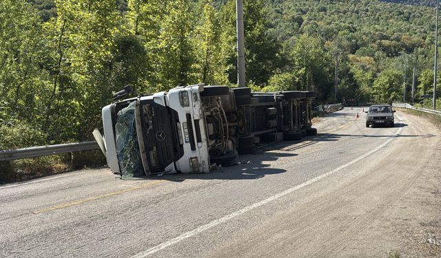 Karabük'te tır devrildi, sürücü yaralandı