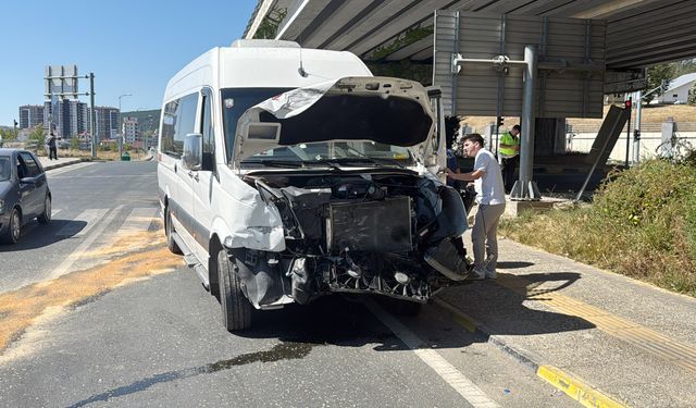 Minibüs ile ticari aracın çarpıştığı kazada 10 kişi yaralandı