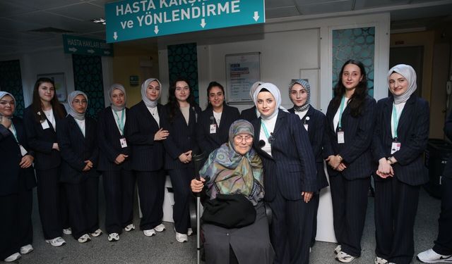 Yaşlı hasta gördüğü ilgiden moral buldu