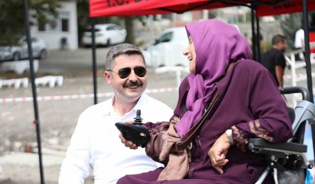 76 yaşındaki engelli kadın, ömründe ilk kez denizi gördü