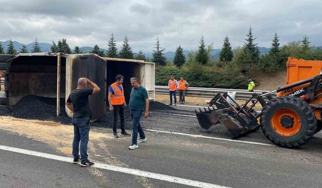 Anadolu otoyolunda asfalt yüklü kamyon devrildi